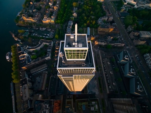 Photo aérienne de la tour Zalmhaven à Rotterdam au lever du soleil, un projet de construction fourni par Van Leeuwen.